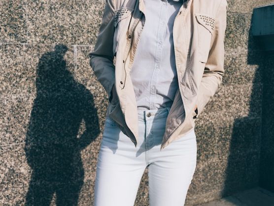 Jak stylowo łączyć ubrania z kolekcji podstawowej – przewodnik po modzie minimalistycznej