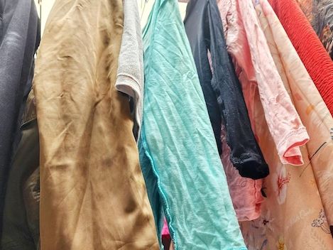 Modne materiały i tkaniny na co dzień: wybierz komfort i styl w 2026 roku