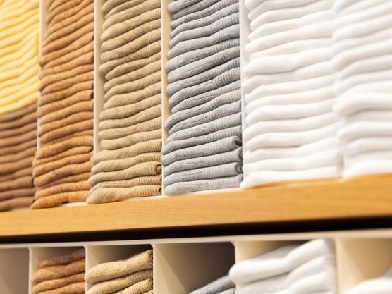 Bawełna, len czy poliester? Kompleksowe porównanie materiałów w modzie